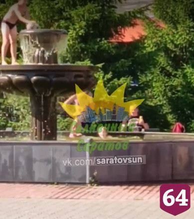В Саратове дети играли в мяч и купались в фонтане